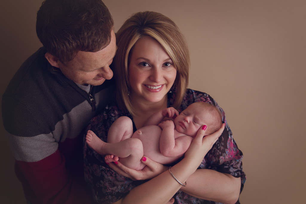 simple-family-photos-with-newborn