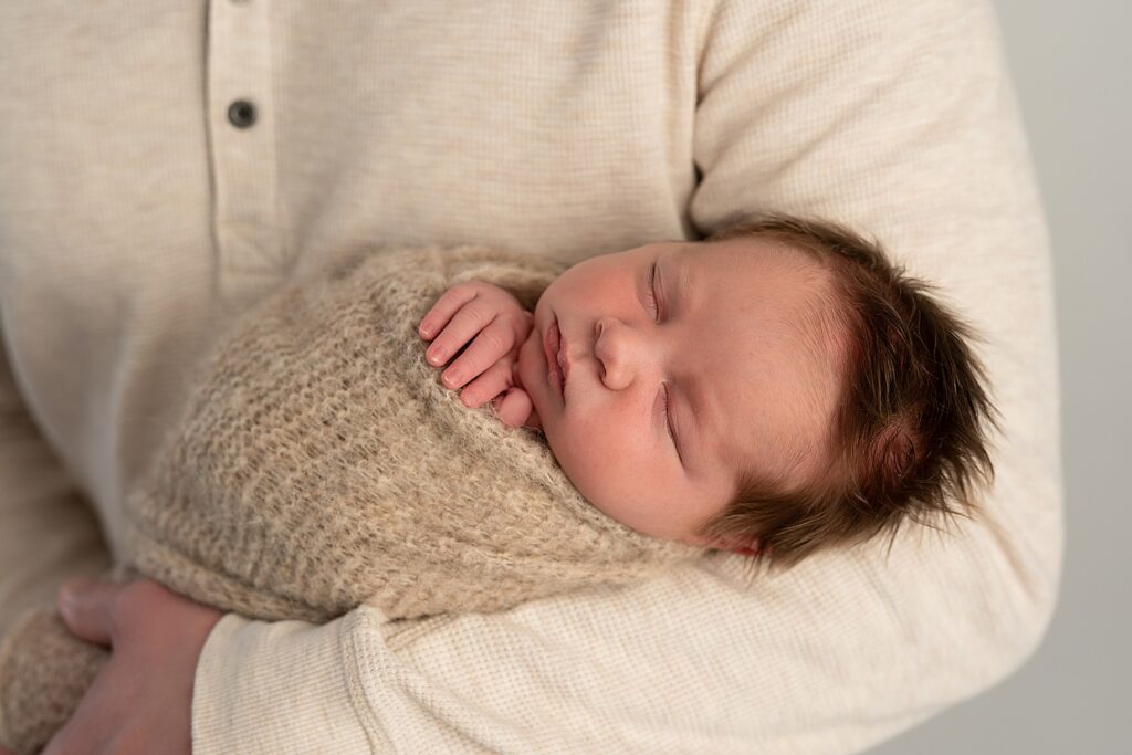 newborn-baby-in-dads-arms